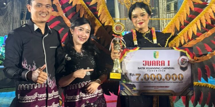 Polres Kuansing Raih Juara 1 Batik Carnival Semarak HUT Kuansing ke-27