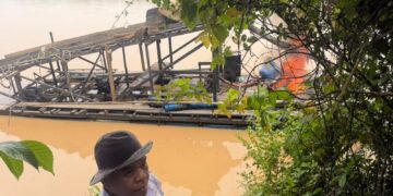 Polsek Cerenti Tindak PETI di Sungai Batang Kuantan, Satu Rakit Dibakar