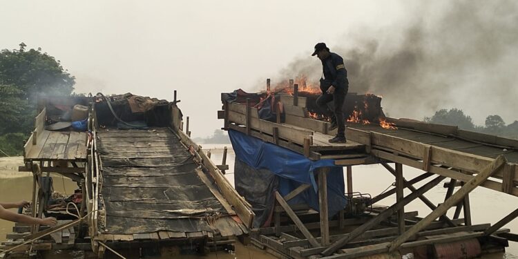 Polsek Singingi Tindak Empat Rakit PETI di Desa Kebun Lado, Seluruhnya Dibakar