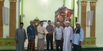 Tebarkan Kebaikan di Waktu Subuh, Polsek Tapung Hilir Gelar ‘Sedekah Subuh’ dan Salurkan Mushaf Al-Qur’an ke Masjid Raya Kota Bangun