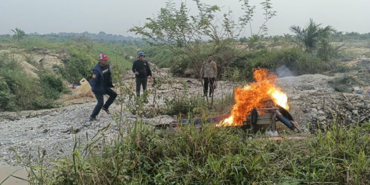 Polsek Kuantan Mudik Tertibkan Dua Mesin PETI di Desa Pantai