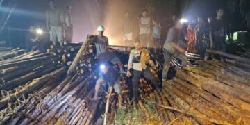 PERSONIL POLRES PELALAWAN BERSAMA MASYARAKAT GERAK CEPAT EVAKUASI KORBAN TERTIMPA MUATAN TRUK
