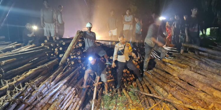 PERSONIL POLRES PELALAWAN BERSAMA MASYARAKAT GERAK CEPAT EVAKUASI KORBAN TERTIMPA MUATAN TRUK
