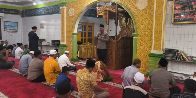 Polisi di Tengah Masyarakat — Wakapolres Kampar Beri Himbauan Kamtibmas di Masjid Al-Ikhlas