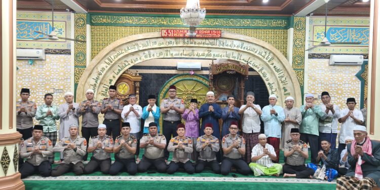 Sejak Fajar, Kapolres Kampar & Warga Satu Baris di Masjid Baitul Sholihin