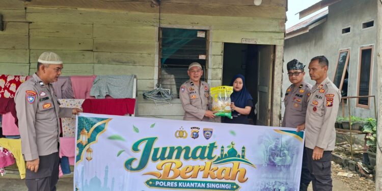 Polres Kuansing dan Polsek Jajaran Gelar Jumat Berkah, Salurkan Sembako kepada Masyarakat