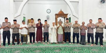 WAKAPOLRES PELALAWAN PIMPIN SUBUH KELILING DI MASJID ROISHAM, PERERAT SILATURAHMI POLISI BERSAMA MASYARAKAT