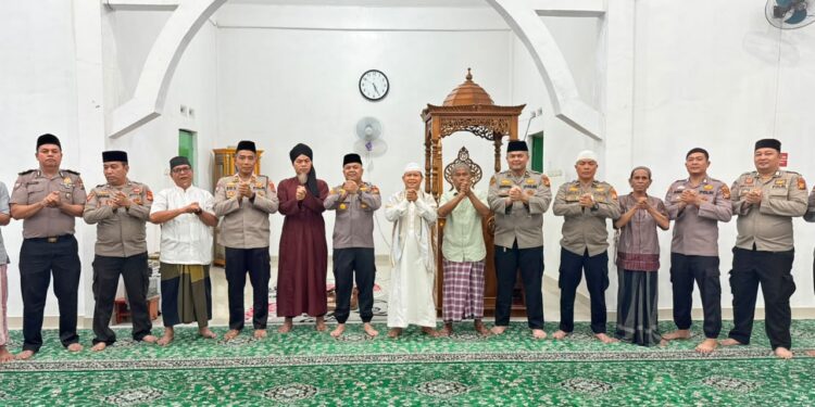 WAKAPOLRES PELALAWAN PIMPIN SUBUH KELILING DI MASJID ROISHAM, PERERAT SILATURAHMI POLISI BERSAMA MASYARAKAT