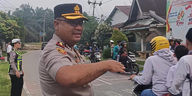 Strong Point Pagi: Kapolres Kampar Pastikan Perjalanan Siswa ke Sekolah Aman dan Nyaman