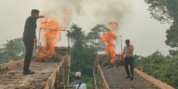 Polsek Kuantan Mudik Tertibkan dan Musnahkan Lima Rakit PETI di Sungai Tiu Desa Muara Petai