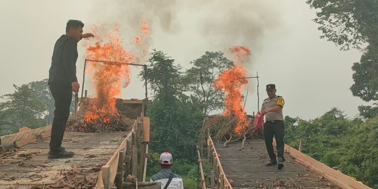 Polsek Kuantan Mudik Tertibkan dan Musnahkan Lima Rakit PETI di Sungai Tiu Desa Muara Petai
