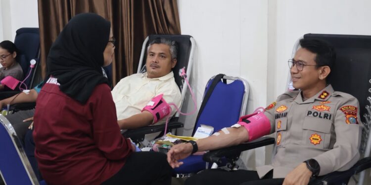 SETETES DARAH UNTUK SESAMA, POLRES PELALAWAN GELAR DONOR DARAH HUT HUMAS POLRI KE-75