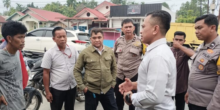 POLSEK TUALANG BERIKAN TEGURAN DAN HIMBAU PENGENDARA TIDAK MELAWAN ARUS DI SIMPANG CERAS