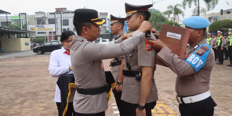 Polres Dumai Gelar Sertijab Kasat Lantas Sekaligus Pelepasan Purnabakti Persone