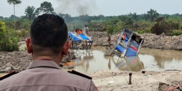 Polsek Kampar Kiri Hilir Bakar 2 Rakit Tambang Emas Ilegal di Sungai Batang Potai