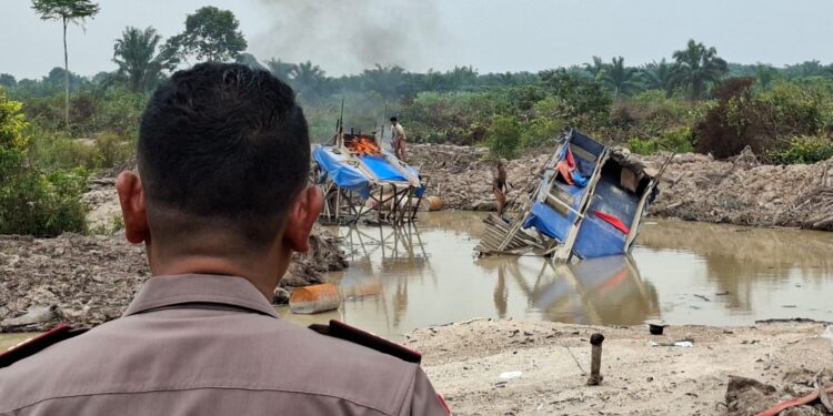 Polsek Kampar Kiri Hilir Bakar 2 Rakit Tambang Emas Ilegal di Sungai Batang Potai