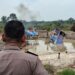 Polsek Kampar Kiri Hilir Bakar 2 Rakit Tambang Emas Ilegal di Sungai Batang Potai