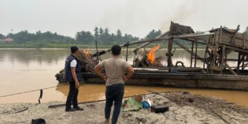 Polsek Pangean Tindak Lanjuti Aduan Masyarakat, Dua Rakit PETI di Sungai Kuantan Dimusnahkan