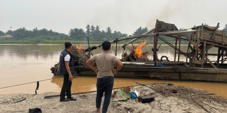 Polsek Pangean Tindak Lanjuti Aduan Masyarakat, Dua Rakit PETI di Sungai Kuantan Dimusnahkan