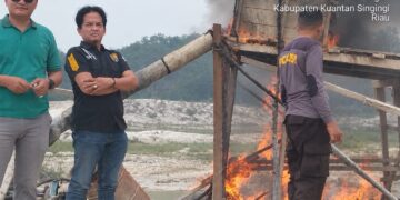 Polsek Kuantan Tengah Tertibkan PETI di Titian Modang Kopah, Satu Unit Dompeng Dimusnahkan