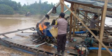 Polsek Cerenti Tindak Lanjut Pengaduan Masyarakat Melalui Layanan Kepolisian 110, Tiga Rakit PETI di Sungai Kuantan Ditindak