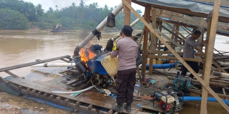 Polsek Cerenti Tindak Lanjut Pengaduan Masyarakat Melalui Layanan Kepolisian 110, Tiga Rakit PETI di Sungai Kuantan Ditindak