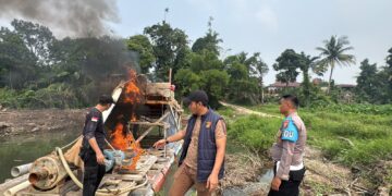 Polsek Singingi Hilir Tertibkan Aktivitas PETI di Desa Petai, Empat Rakit Dompeng Dimusnahkan