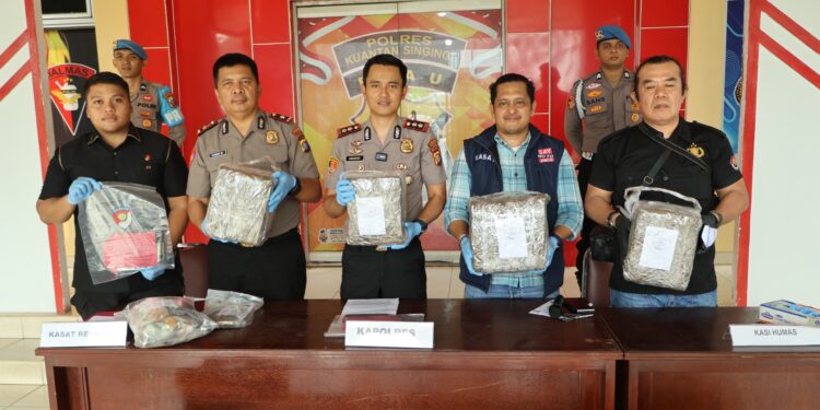 Polres Kuansing Ungkap Kasus BBM Bersubsidi dan Ganja, Empat Tersangka Diproses Hukum