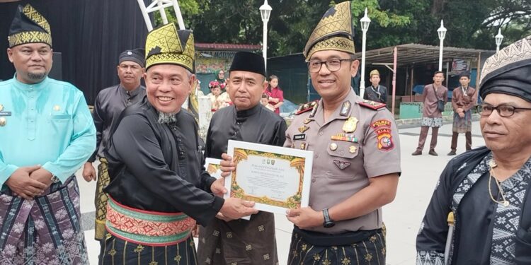 Polisi Bersama Masyarakat. Kapolsek Tualang Terima Penghargaan Sempena Pelantikan LAMR Tualang dan Kenduri Akbar Gabungan Anak Melayu Tualang (GAYUNG)