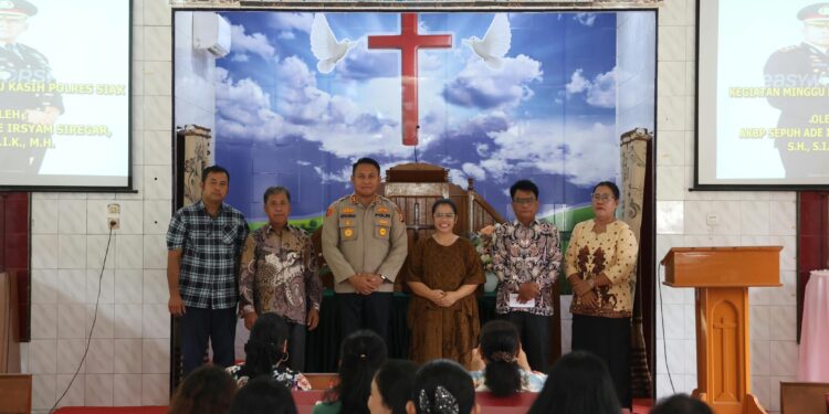 Kapolres Siak Pimpin Kegiatan “Minggu Kasih” di Gereja GBKP Banjar Seminai Wujud Nyata Polisi Bersama Masyarakat