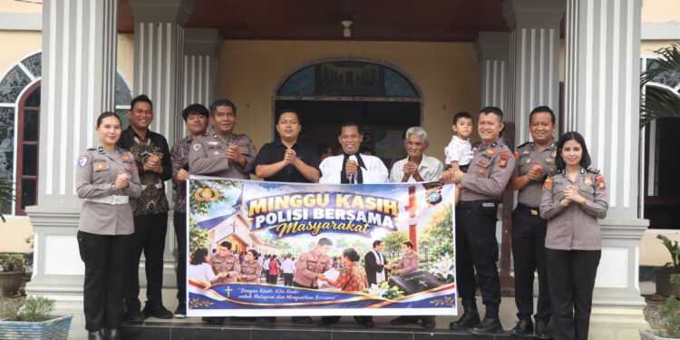 Minggu Kasih Polres Kampar, Personel Sosialisasikan Bahaya Hoaks di Gereja HKBP Resor Kampar Desa Salo