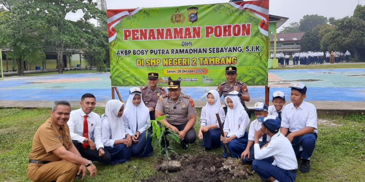 Tanam Harapan Hijau Bersama Siswa, Kapolres Kampar Ajak Generasi Muda Cinta dan Jaga Kelestarian Lingkungan