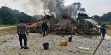 Polsek Kuantan Mudik Tertibkan Aktivitas PETI di Desa Setiang, Tiga Rakit Lanting Dimusnahkan