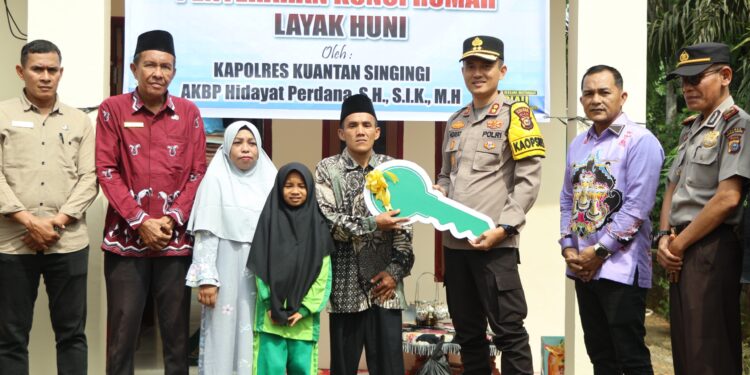 Kapolres Kuansing Serahkan Kunci Rumah Layak Huni dan Sembako kepada Warga Sitorajo Kari