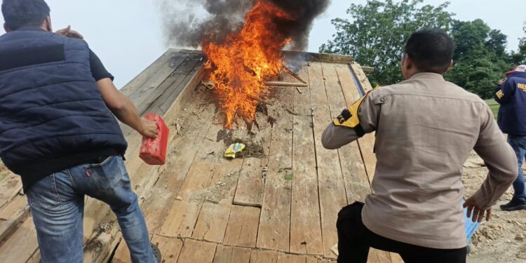 Polsek Kuantan Mudik Tertibkan Aktivitas PETI di Tebarau Panjang, Lima Rakit Dompeng Dimusnahkan
