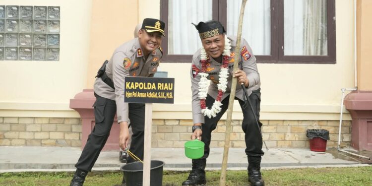 Kunker ke Polres Siak, Kapolda Riau Tekankan Transformasi Pelayanan Humanis dan Penyelesaian Potensi Konflik “Polisi Bersama Masyarakat”