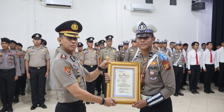 Kapolres Pelalawan Anugerahkan Penghargaan dan Tegas PTDH Anggota Terlibat Narkoba