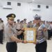 Kapolres Pelalawan Anugerahkan Penghargaan dan Tegas PTDH Anggota Terlibat Narkoba