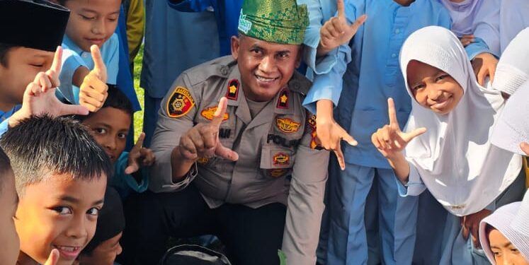 Police Goes To School, Kapolsek Kampar Kiri Sosialisasikan Green Policing dan Tanam 60 Pohon Jambu di SDN 05 Lipat Kain