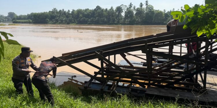 Polsek Cerenti Tertibkan Aktivitas PETI di Sungai Batang Kuantan Desa Pulau Busuk, Dua Rakit Dimusnahkan