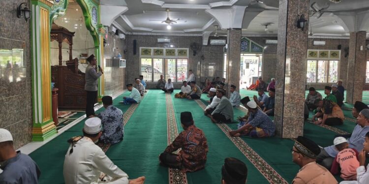 POLISI BERSAMA MASYARAKAT: Kapolsek Tualang Ajak Jemaah Cegah Tawuran dan Kenakalan Remaja