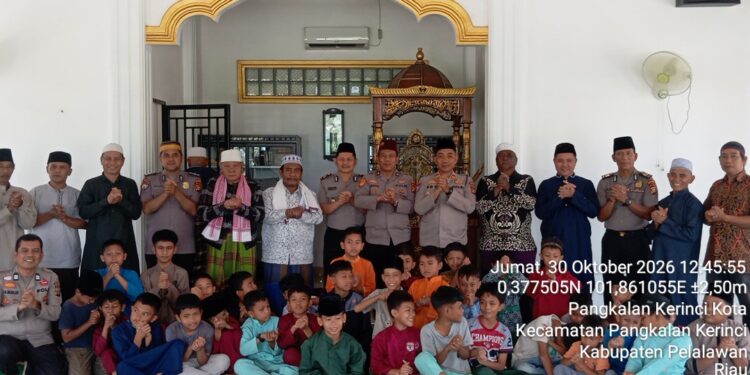 Polres Pelalawan Rutin Jumat keliling, Perkuat Silaturahmi di Masjid Nur Hidayah