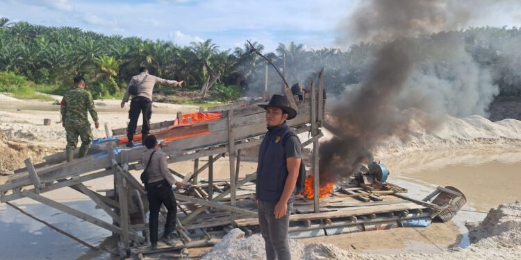 Polres Kuansing Tindak PETI di Enam Lokasi, 10 Rakit dan 3 Asbuk Dimusnahkan