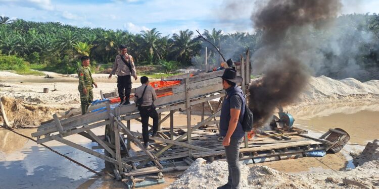 Polsek Singingi Hilir Tertibkan Peti Jenis Dompeng di Desa Petai Baru, Satu Rakit Dimusnahkan
