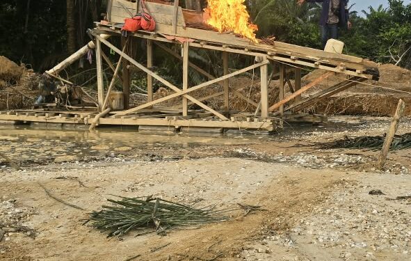 Polsek Kuantan Mudik Tertibkan Empat Rakit Peti di Batang Nike Pinang Merah Desa Pantai