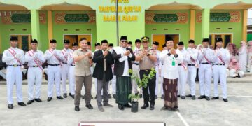 Polisi Bersama Masyarakat. Kapolsek Tualang Menjadi Pembina Upacara Hari Santri Nasional ke-11 di Ponpes Tahfidzul Qur’an Darul Farah Sekaligus Penanaman Bibit Pohon dalam Rangka Green Policing